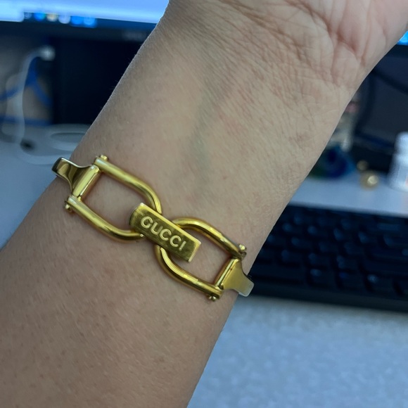 Gucci watch in 18kt gold plate. marks on one side of arm from being stored 🤩 - Picture 2 of 8